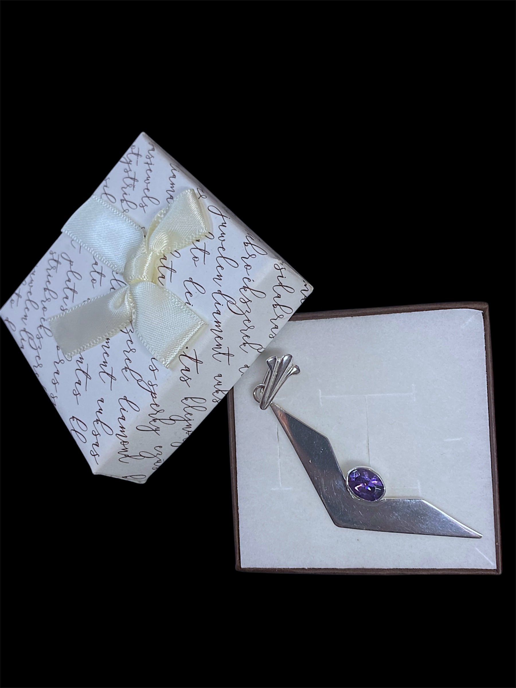 Srebrny wisiorek z kamieniem