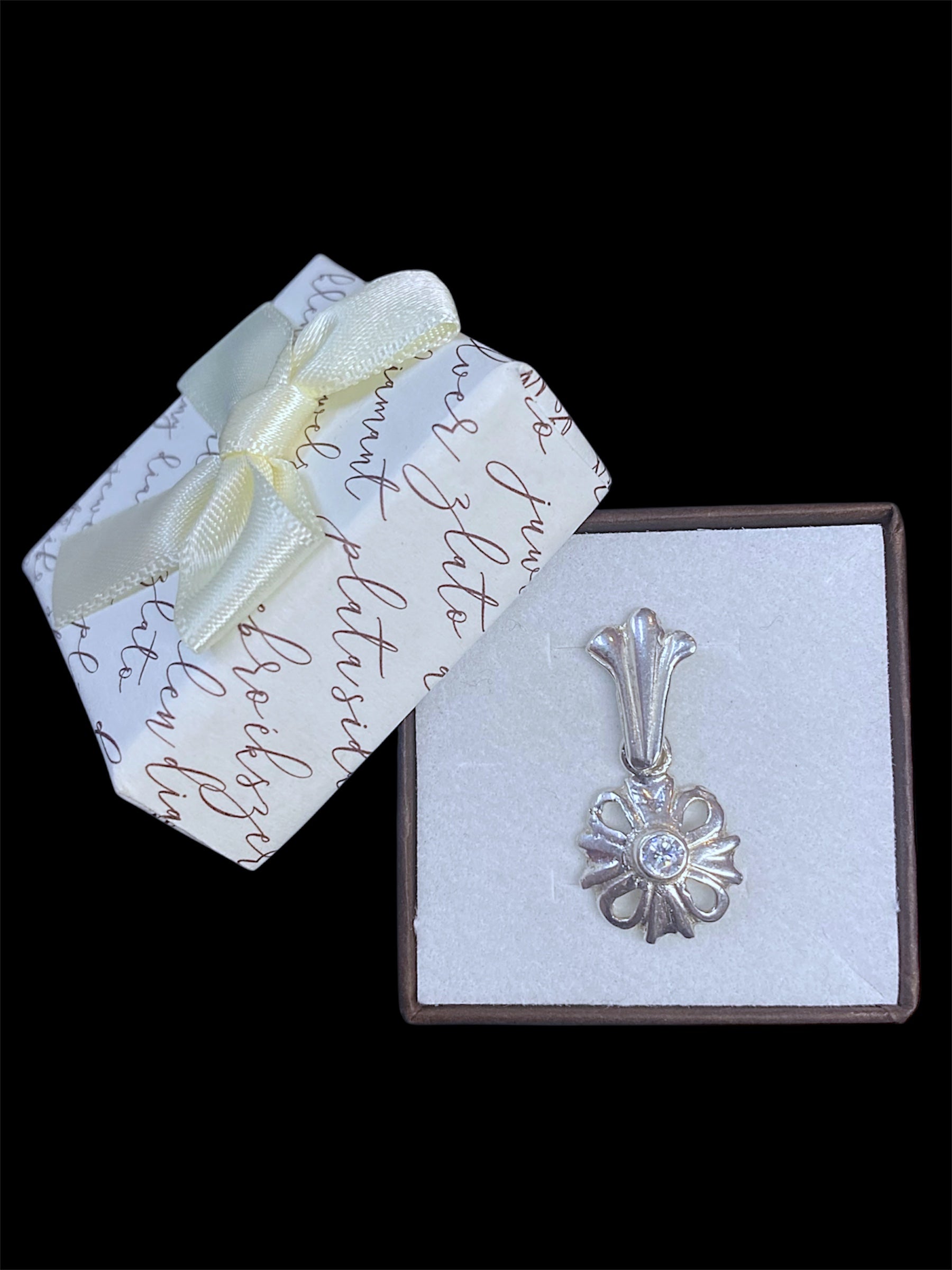 Srebrny wisiorek z kamieniem