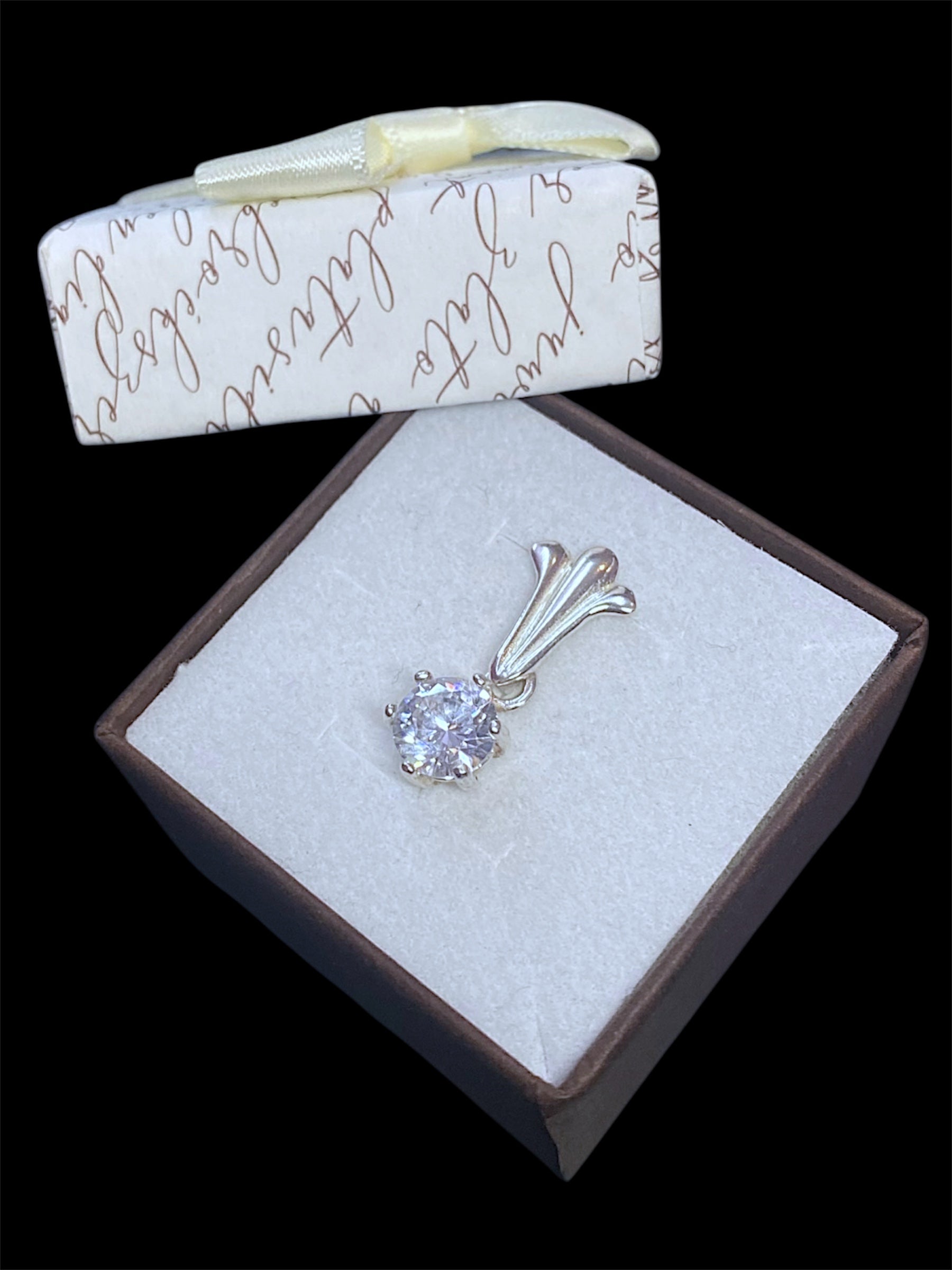 Srebrny wisiorek z kamieniem