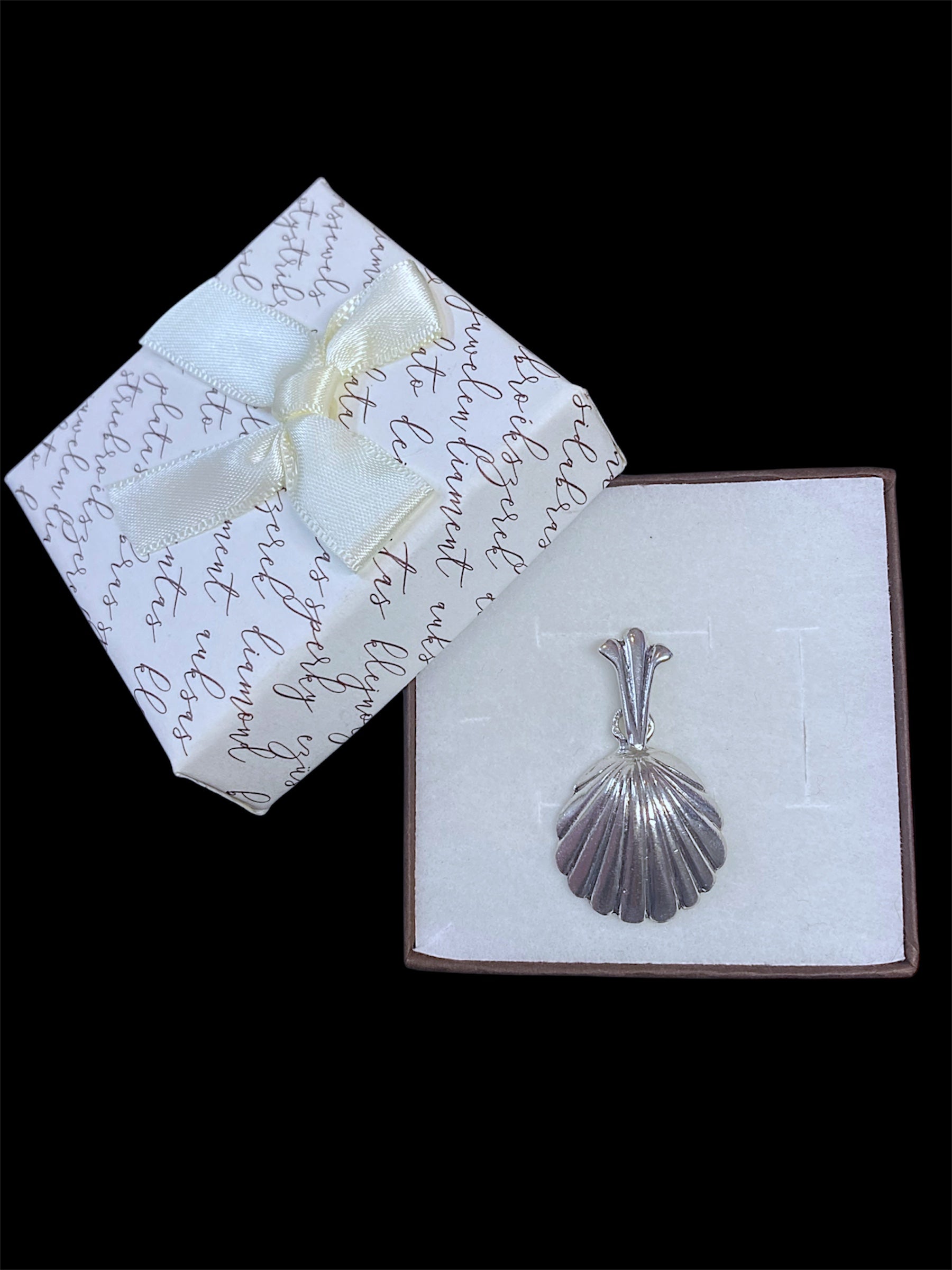 Srebrny wisiorek „muszelka”