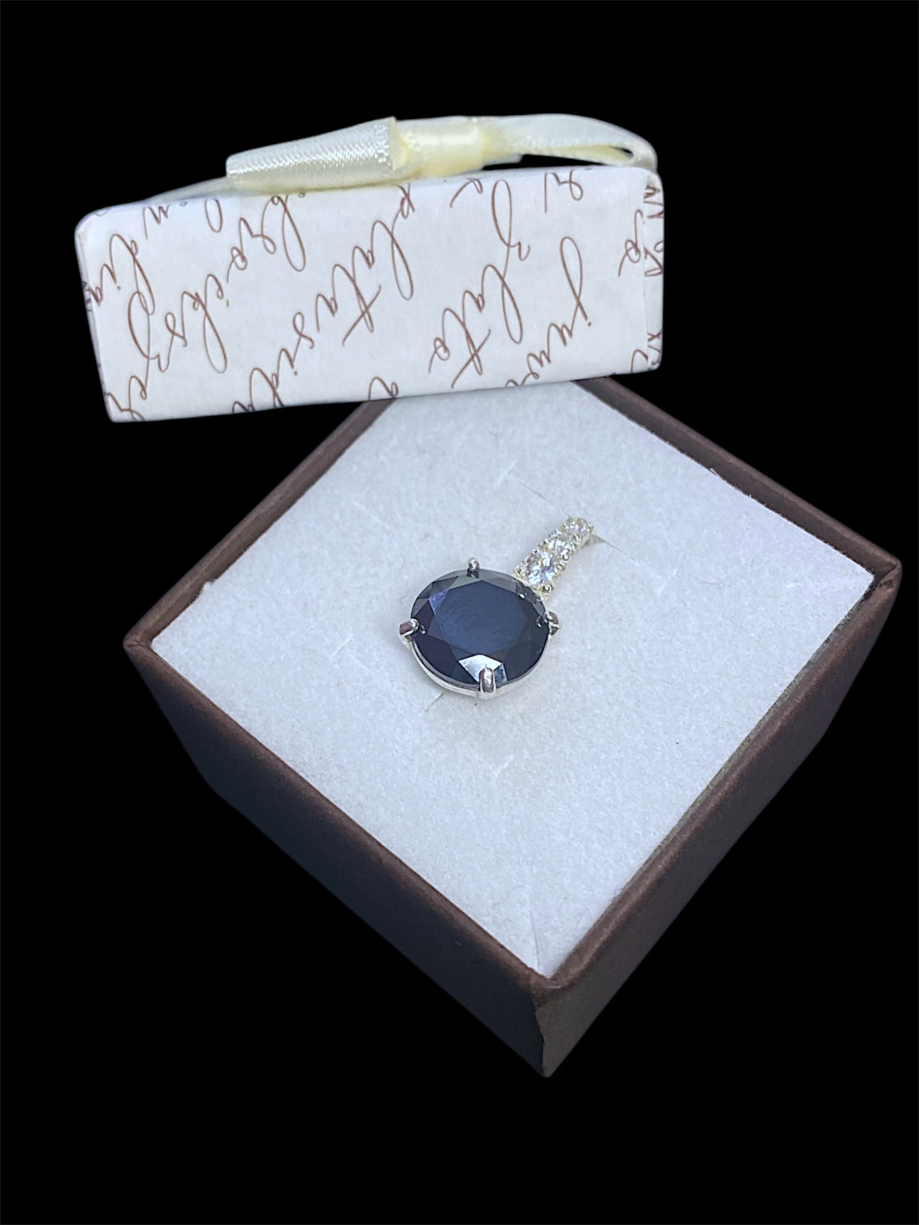 Srebrny wisiorek z kamieniem