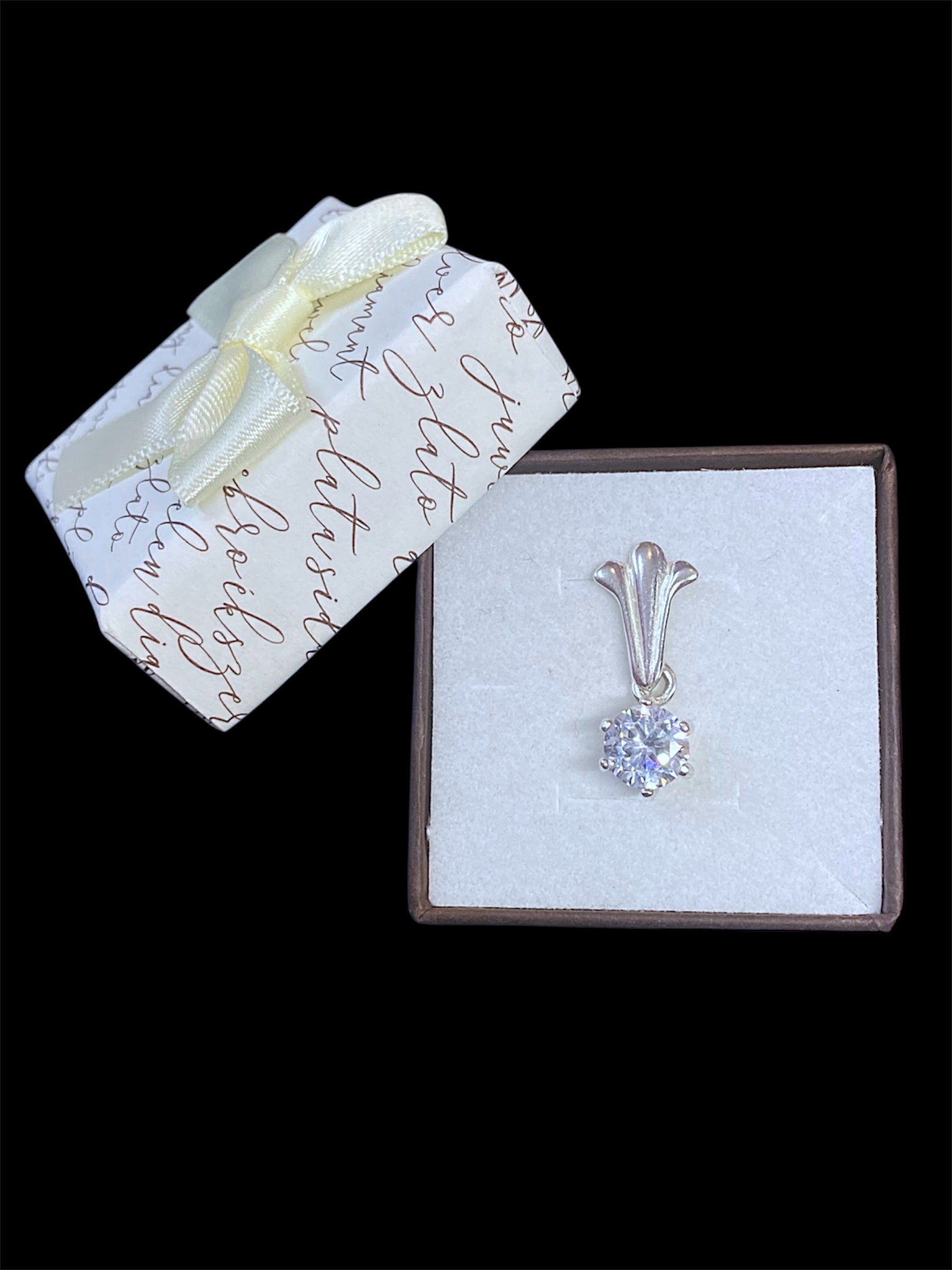 Srebrny wisiorek z kamieniem