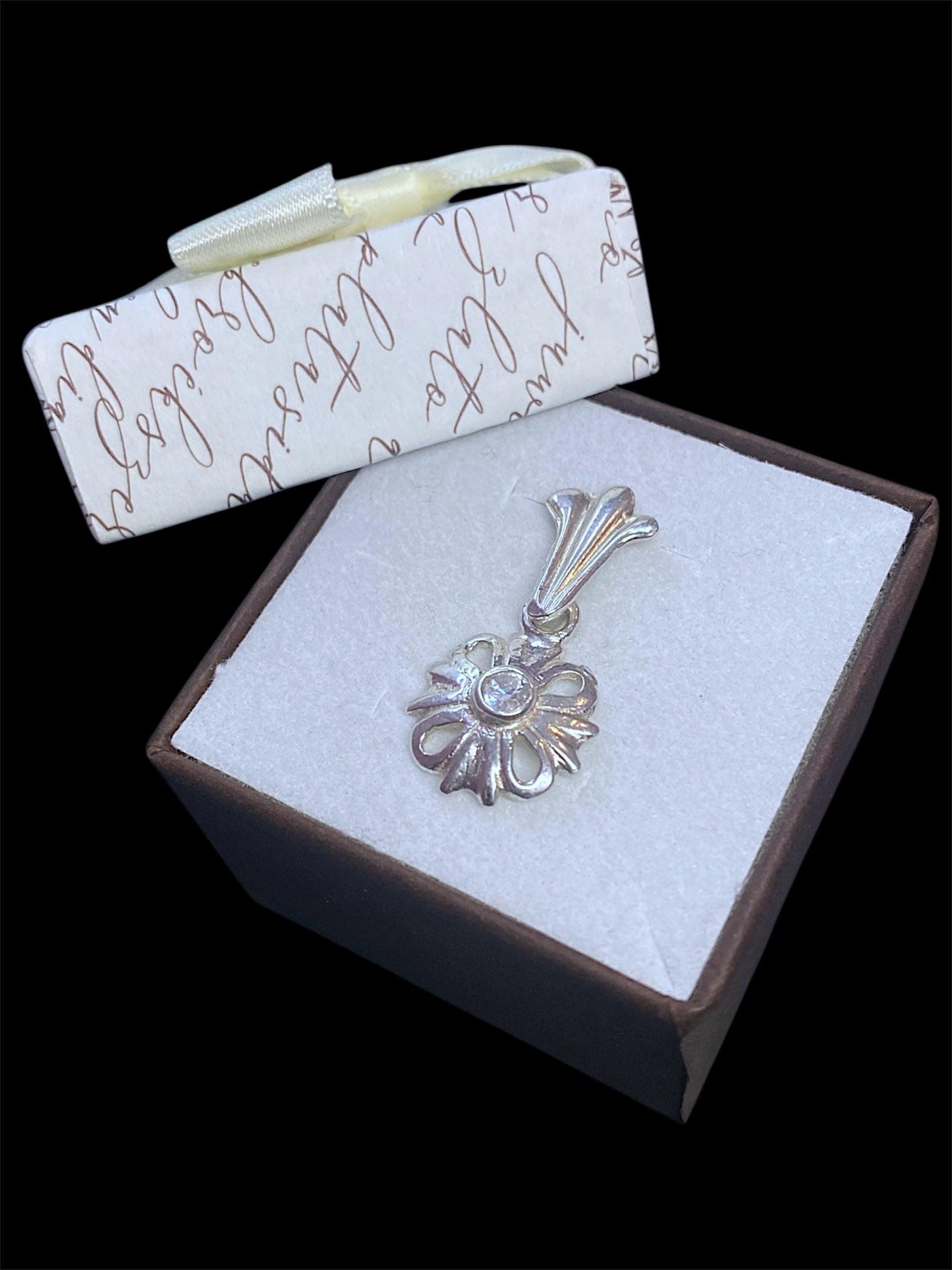 Srebrny wisiorek z kamieniem