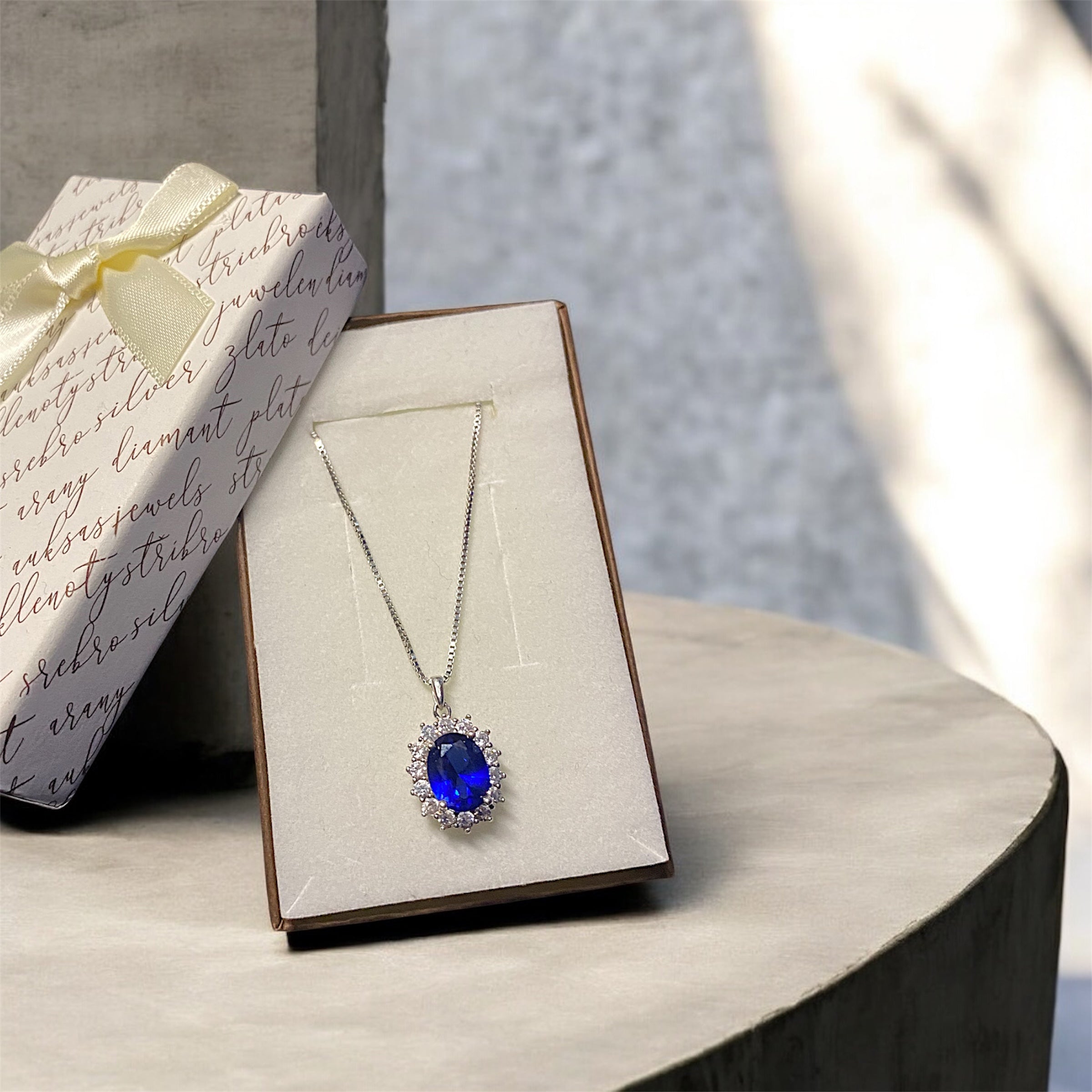 Srebrny łańcuszek z niebieskim kamieniem