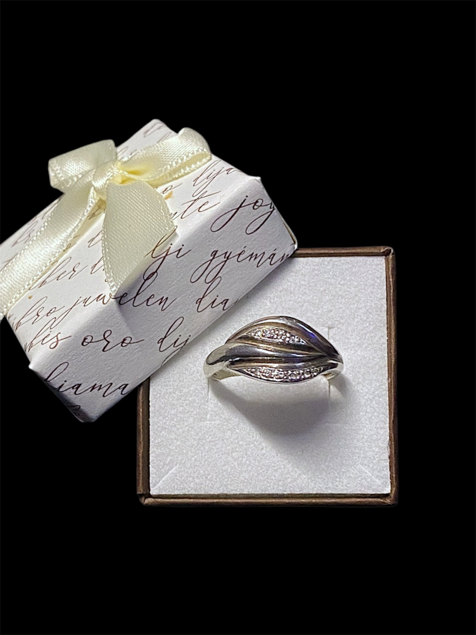 Srebrny pierścionek z cyrkoniami