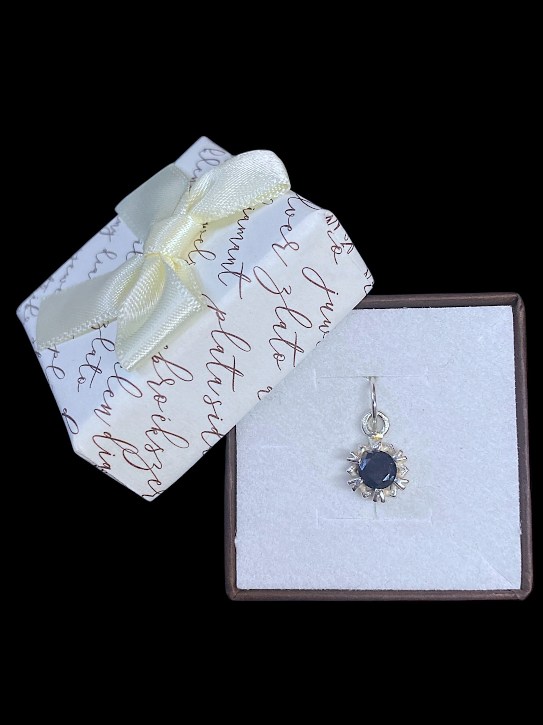 Srebrny wisiorek z  czarnym kamieniem