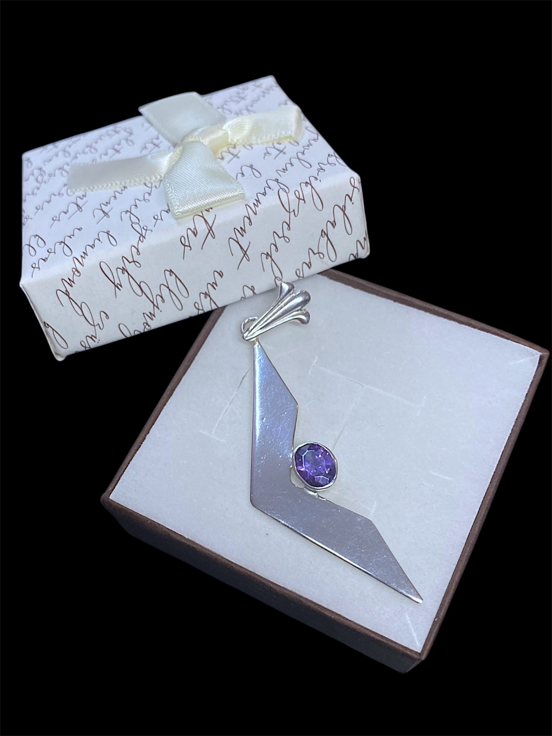 Srebrny wisiorek z kamieniem