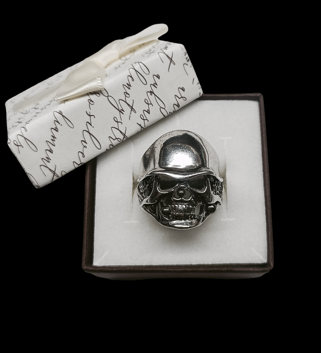 Srebrny sygnet "Czaszka z hełmem"