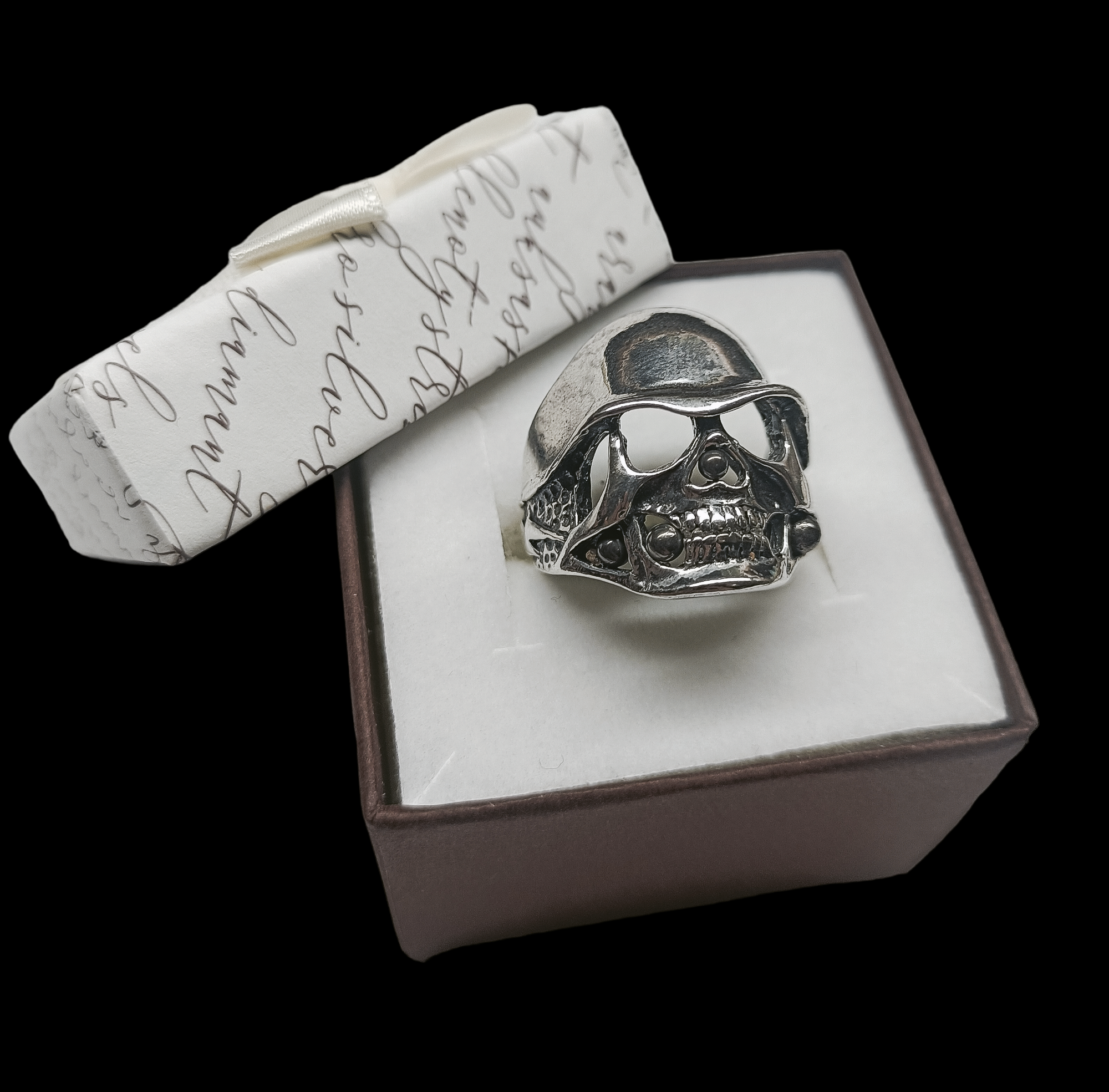 Srebrny sygnet "Czaszka z hełmem"