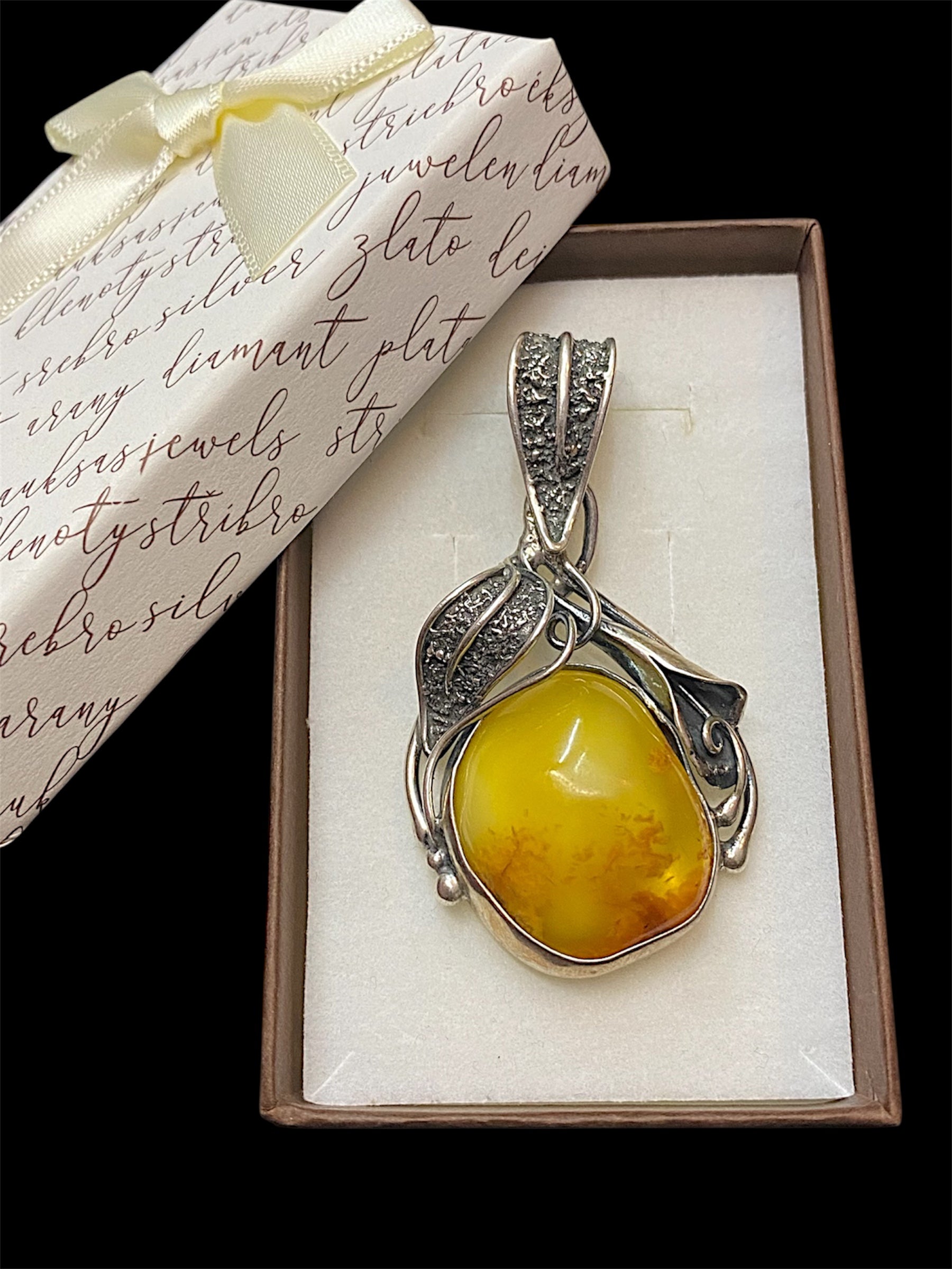 Wisiorek z Bałtyckim Bursztynem