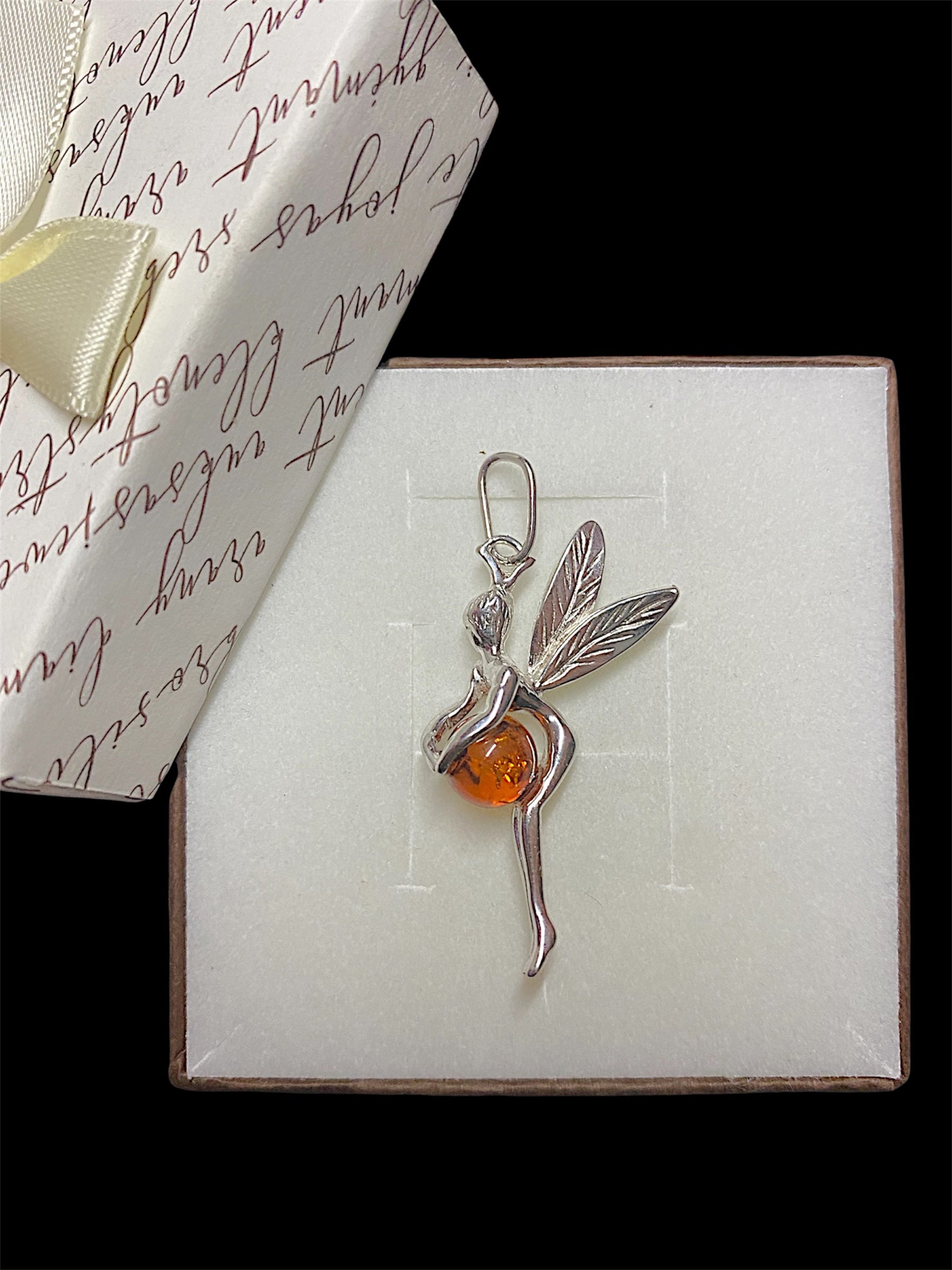 Srebrny wisiorek z pięknym naturalnym bałtyckim bursztynem