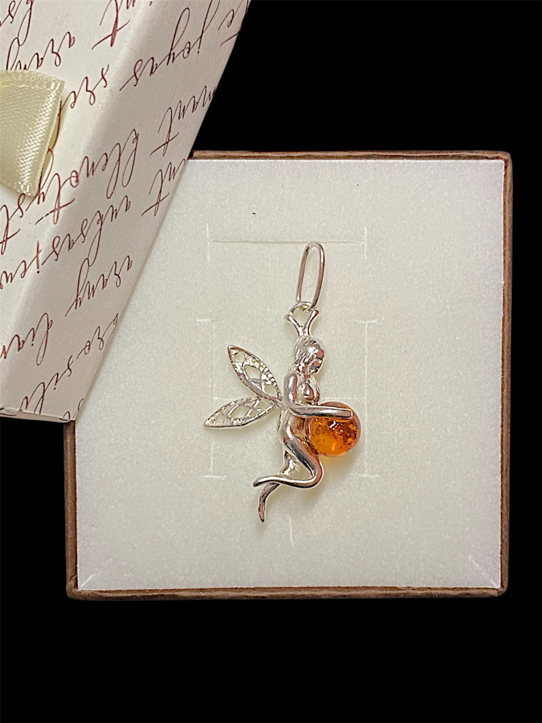 Srebrny wisiorek z pięknym naturalnym bałtyckim bursztynem