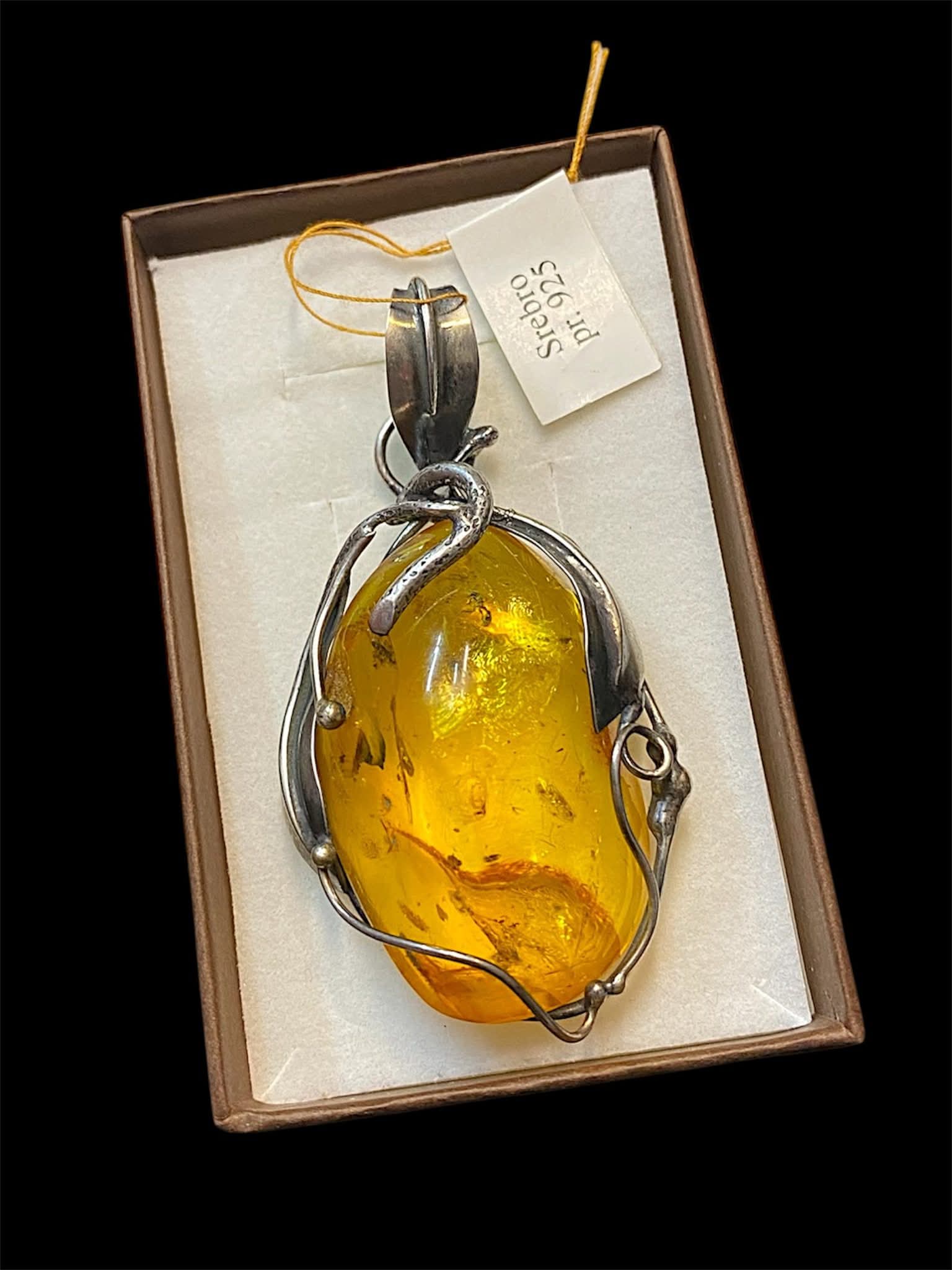 Wisiorek z bałtyckim bursztynem